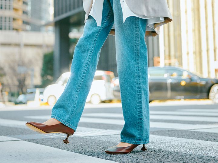 デニムに合わせたロエベのトイヒールが特徴的なパンプス
