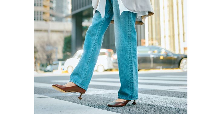 デニムに合わせたロエベのトイヒールが特徴的なパンプス