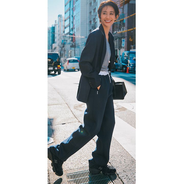 シンゾーンのウエスト部分が白ラインになったネイビースウェットパンツに同色のジャケットを合わせたお仕事コーデ