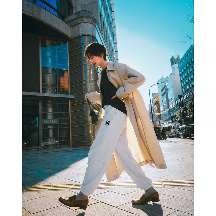 ライトグレーのスウェットを春アウターやローファーでオシャレに着こなす神山まりあさん