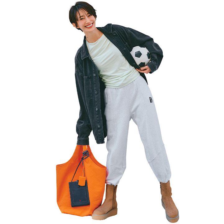 春色のベロアTシャツにデニムジャケットを羽織ってライトグレーのスウェットパンツをブーツインした公園コーデ