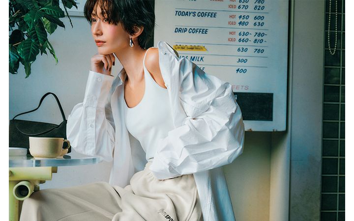 ボディスーツに白シャツを羽織って白スウェットパンツを合わせたワントーンコーデ