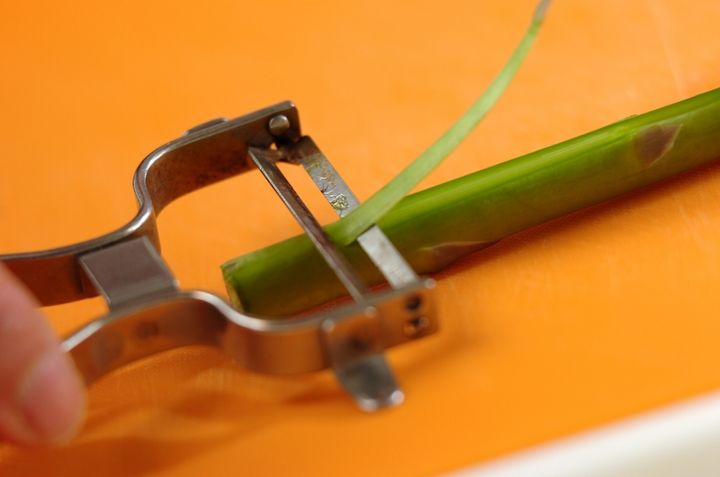 アスパラと生ハムのサラダの下準備1