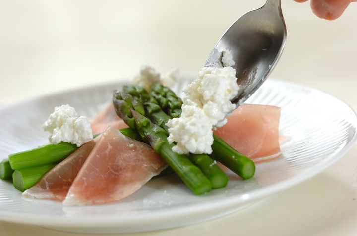 アスパラと生ハムのサラダの作り方1