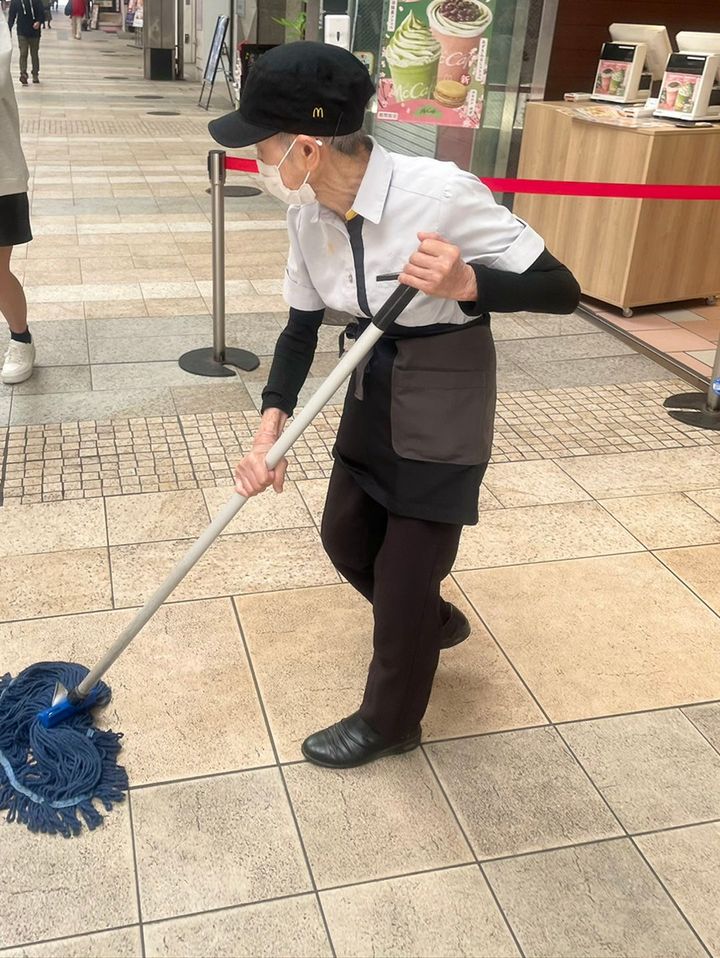 本田さんの力強いモップ使い