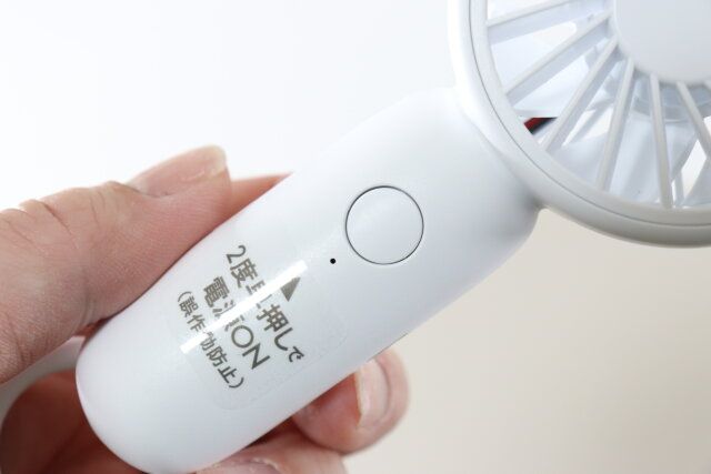 ミニ扇風機（充電式、クリップスタンド付） スイッチ