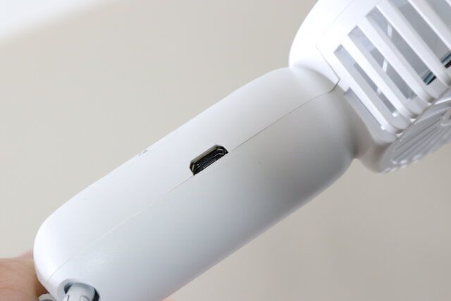 ミニ扇風機（充電式、クリップスタンド付） 充電口