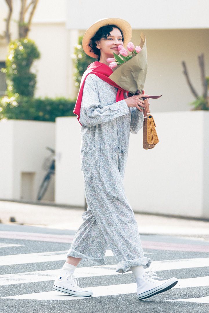 肩にかけたピンクのカーディガンが装いを引き上げる【本日のFUDGE GIRL-5月1日】