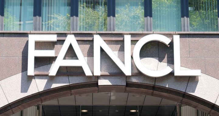 化粧品・健康食品大手「ファンケル」の本社ビルに掲げられたロゴマーク＝2024年6月14日、横浜市中区