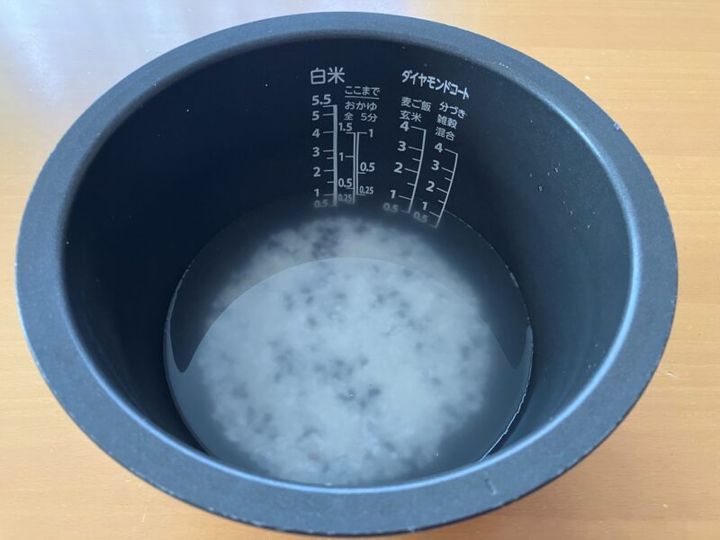 黒米がゆを炊く