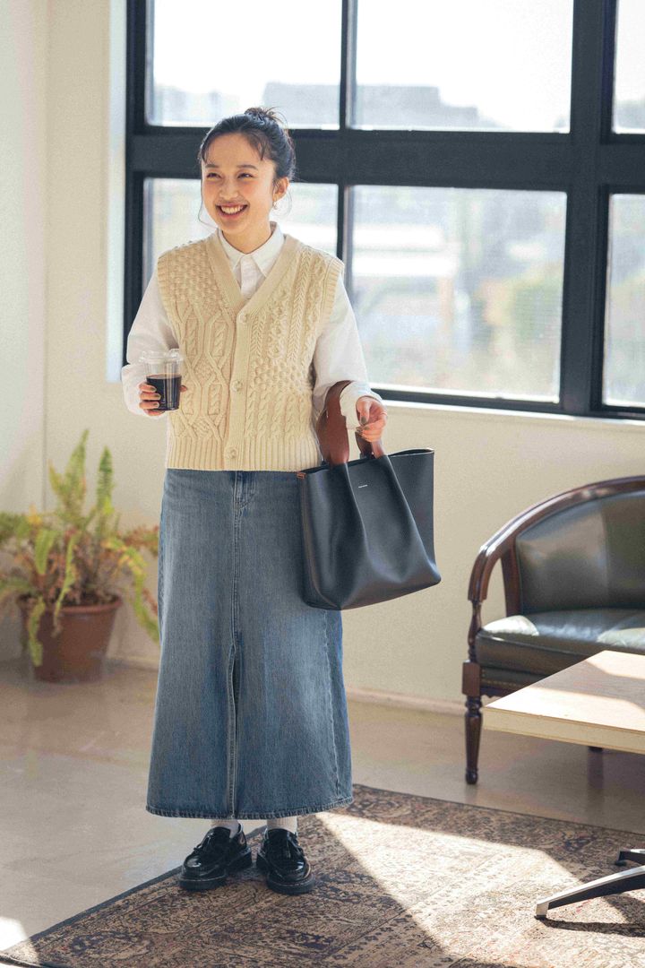 デニムスカートを大人っぽく着こなすには？シャツ＆ニットベストをオンして【FUDGE FRIEND おしゃれさんの毎日コーディネート vol.529｜大島花菜】