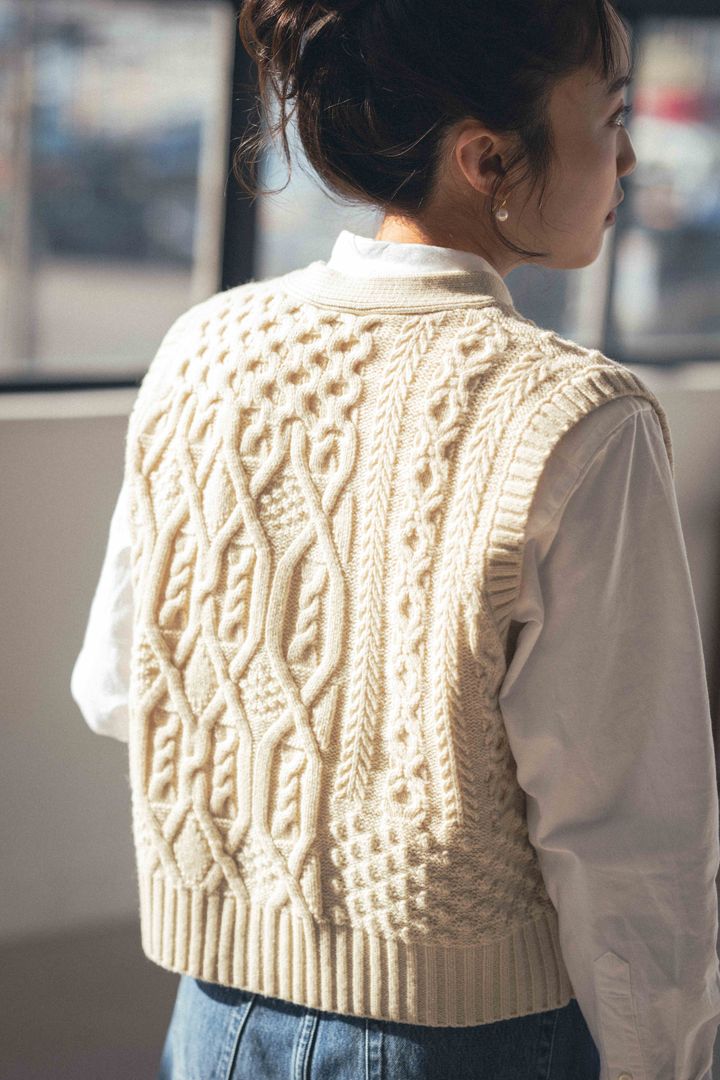 デニムスカートを大人っぽく着こなすには？シャツ＆ニットベストをオンして【FUDGE FRIEND おしゃれさんの毎日コーディネート vol.529｜大島花菜】