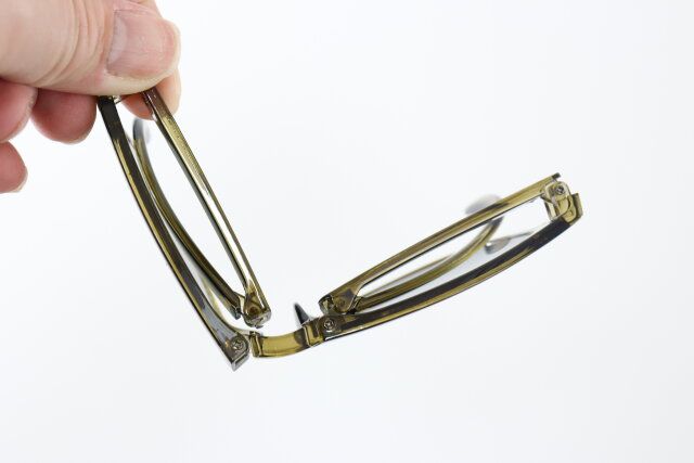 ダイソーの折りたたみサングラス開閉