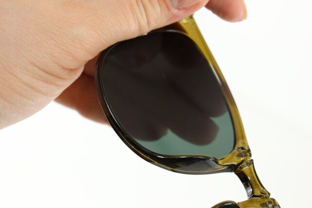 ダイソーの折りたたみサングラスのレンズ