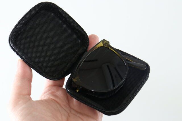 ダイソーの折りたたみサングラスポーチ収納