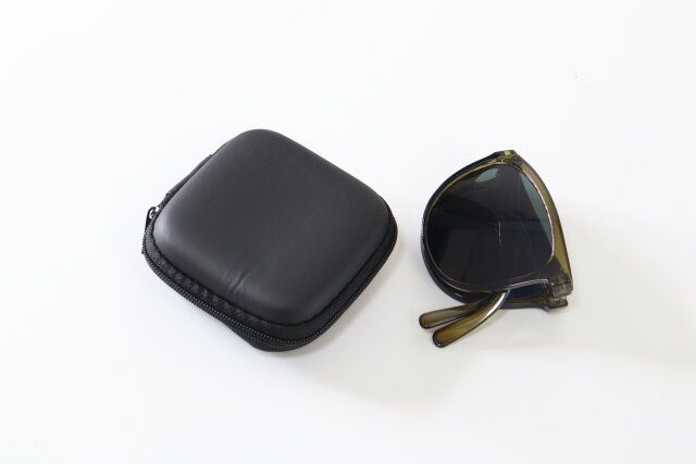 ダイソーの折りたたみサングラスポーチ付き