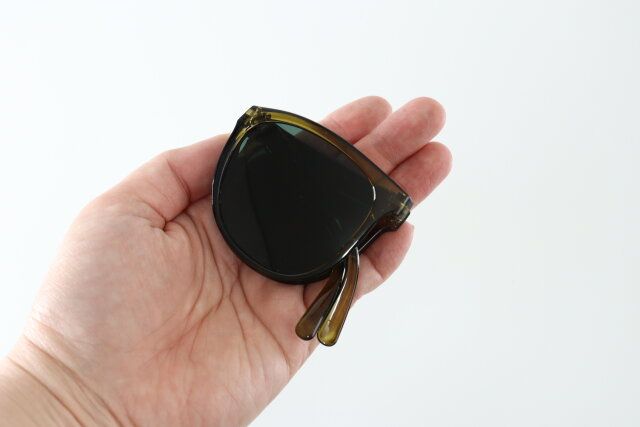ダイソーの折りたたみサングラスのサイズ感