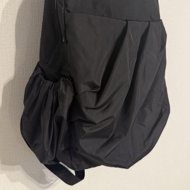 emmi（エミ）、eco 撥水ギャザーボディーバックパック