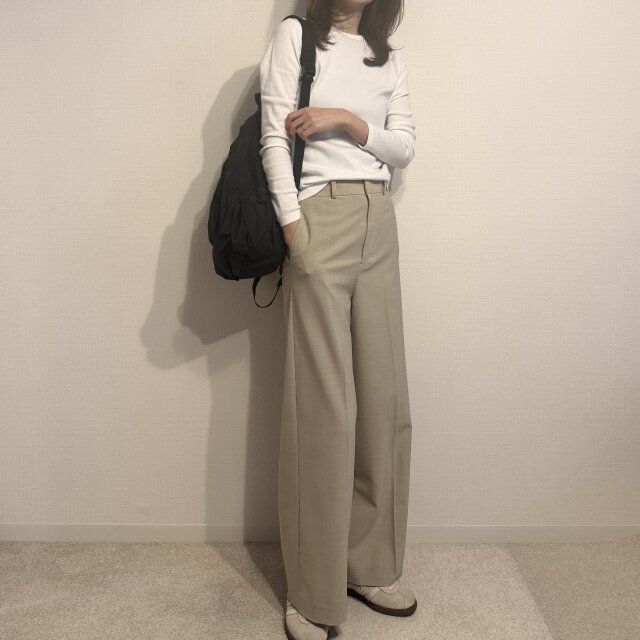 きれいめワイドパンツにはカジュアル素材のトップスを！