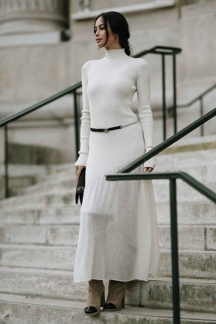 画像: 優雅な白ワンピースに華奢な黒ベルトを添えて