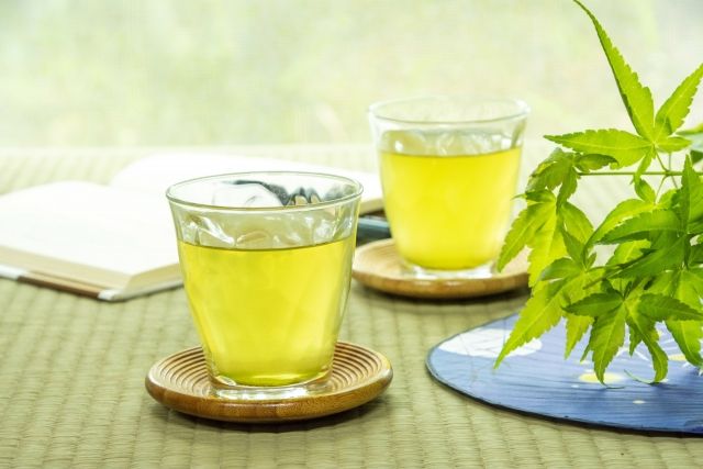 爽やかな緑茶と読書のイメージ