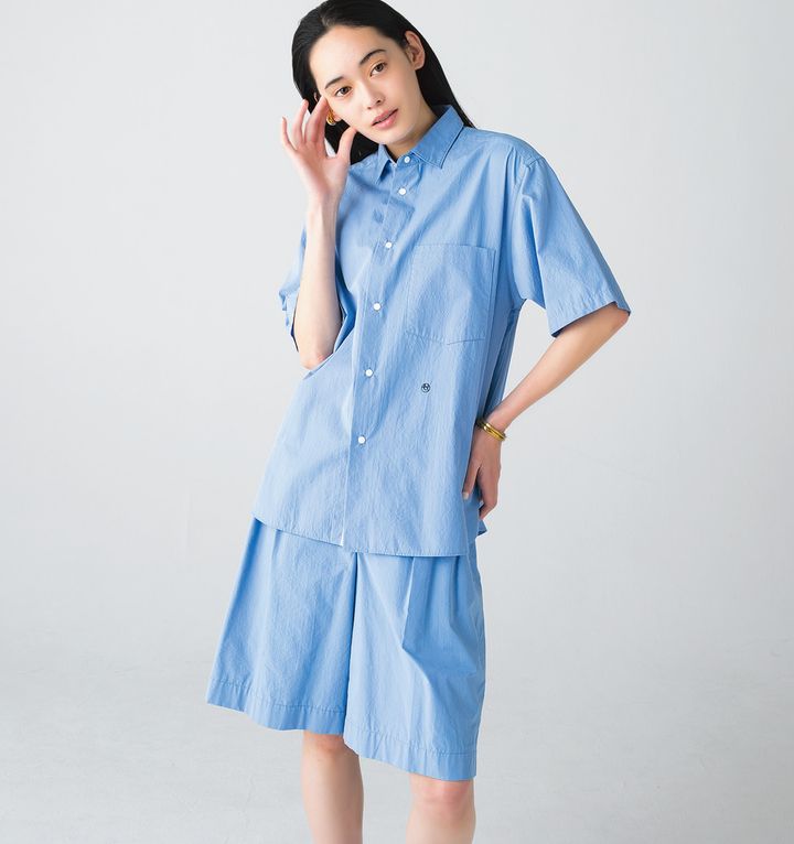 サックスブルーとショーツの清涼感が魅力なセットアップ