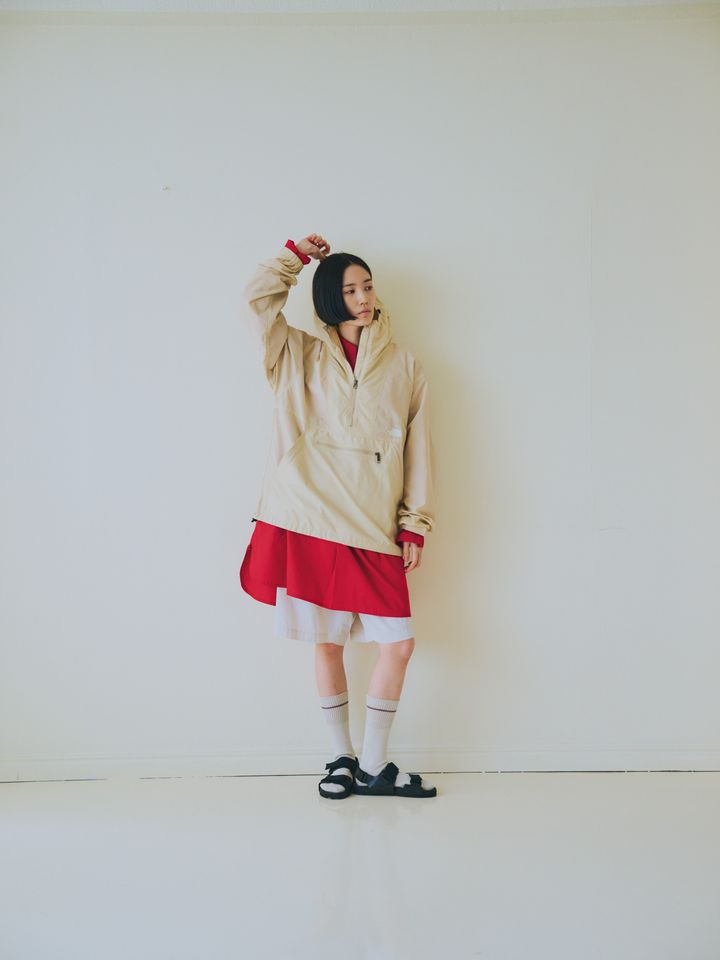 アノラックジャケットにはシャツを合わせて！タウンユースなアウトドアMIXコーデ【ベージュ、時々赤⑥】