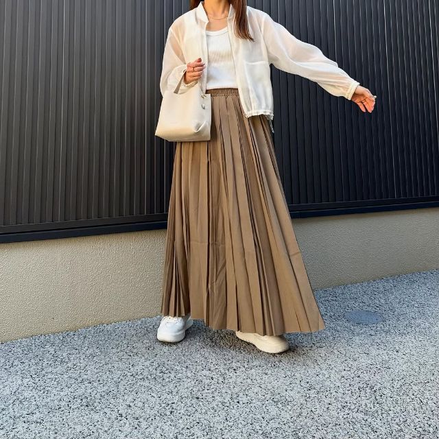 GUのシアーブルゾンとスカートのコーデ