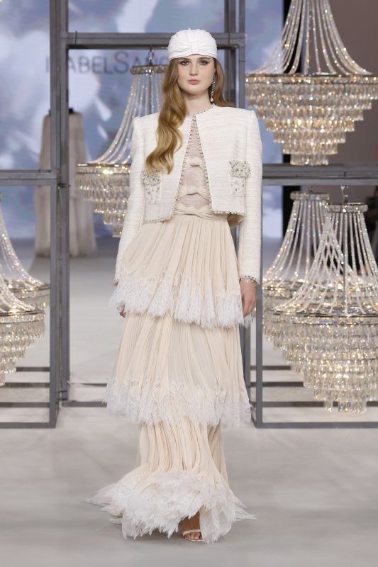 イザベル サンチス 2026年春夏ブライダルコレクションより。