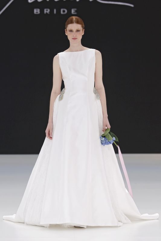 バッジェリー・ミシュカ 2026年春夏ブライダルコレクションより。