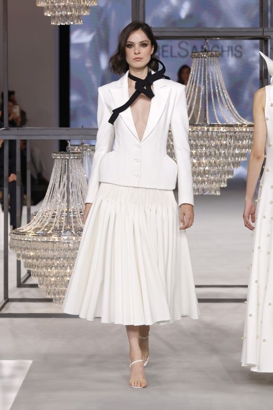 イザベル サンチス 2026年春夏ブライダルコレクションより。