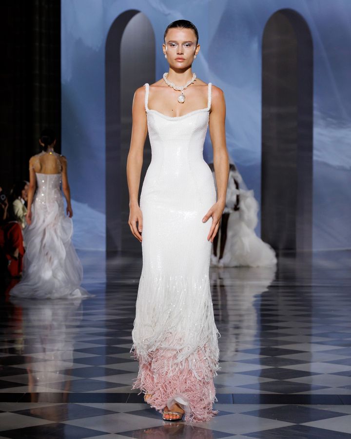 ミラ ノヴァ 2026年春夏ブライダルコレクションより。