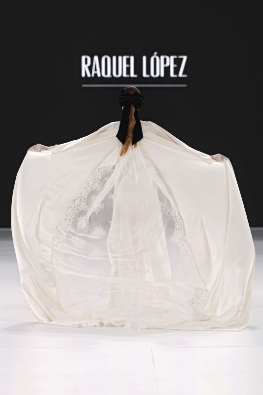 ラケル ロペス 2026年春夏ブライダルコレクションより。