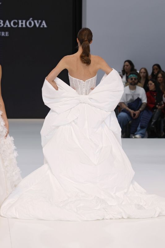 ユリア・ロバコヴァ・クチュール 2026年春夏ブライダルコレクションより。