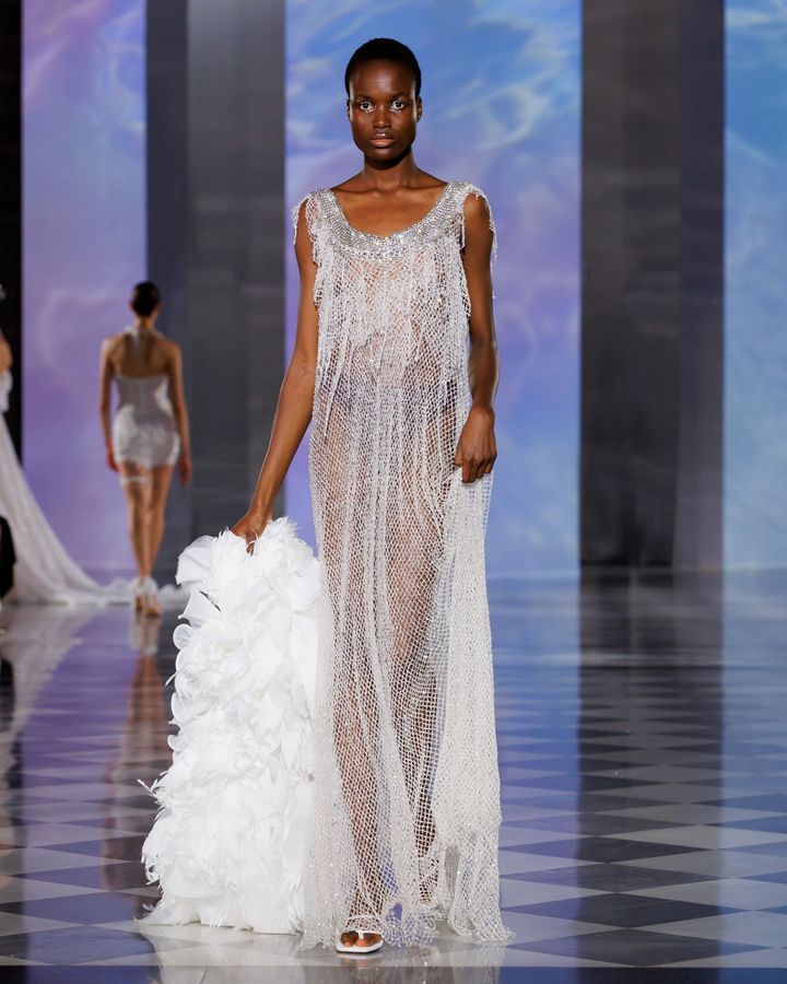 ミラ ノヴァ 2026年春夏ブライダルコレクションより。