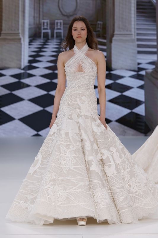 ヨーランクリス 2026年春夏ブライダルコレクションより。