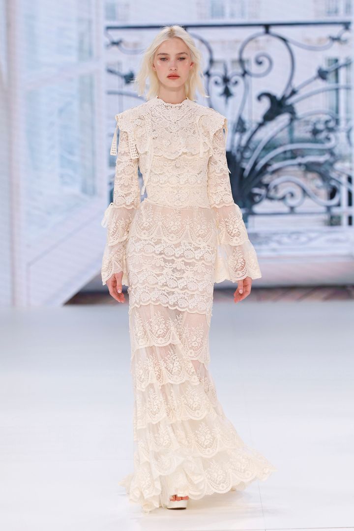 ヨーランクリス 2026年春夏ブライダルコレクションより。