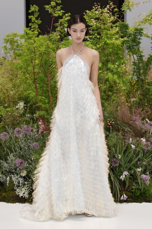 ワン フェン 2026年春夏ブライダルコレクションより。