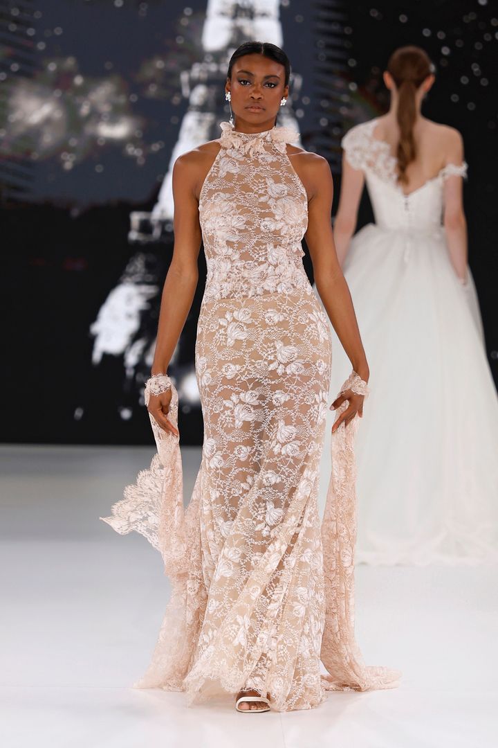 シンベリン 2026年春夏ブライダルコレクションより。