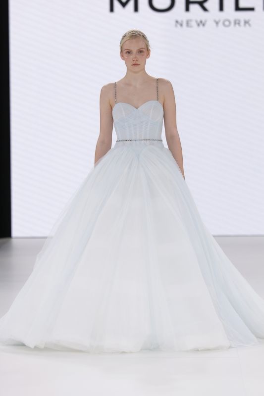 モリリー 2026年春夏ブライダルコレクションより。