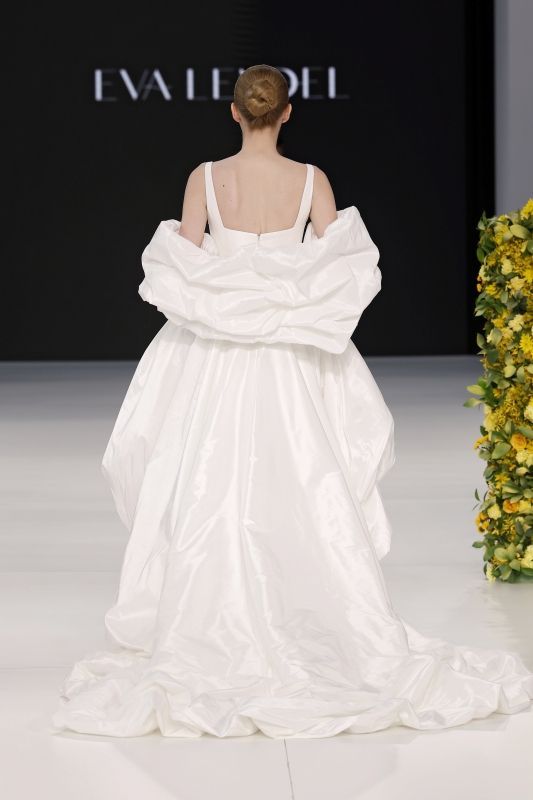エヴァ レンデル 2026年春夏ブライダルコレクションより。