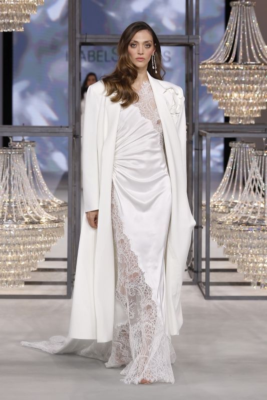 イザベル サンチス 2026年春夏ブライダルコレクションより。