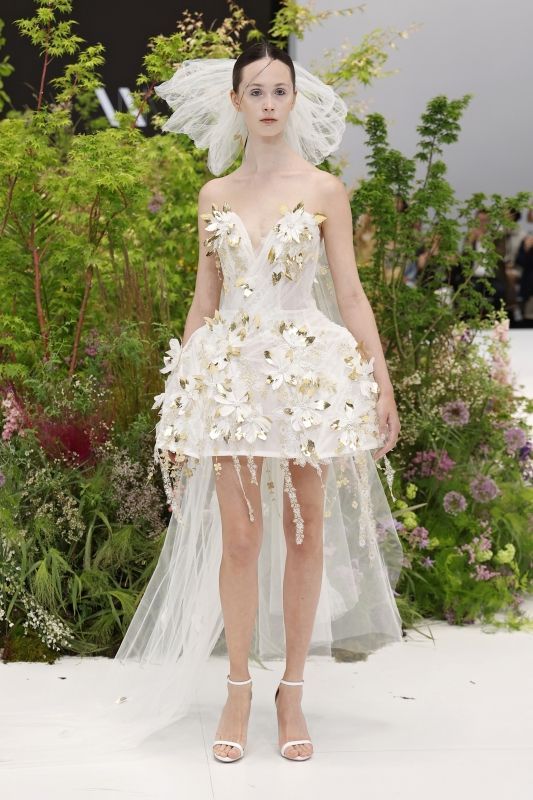 ワン フェン 2026年春夏ブライダルコレクションより。