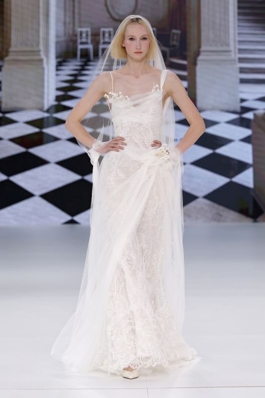 ヨーランクリス 2026年春夏ブライダルコレクションより。