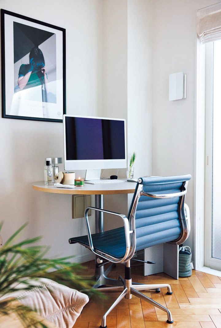 限られたスペース用に選んだ丸机は、DIYで天板と脚を組み合わせた力作