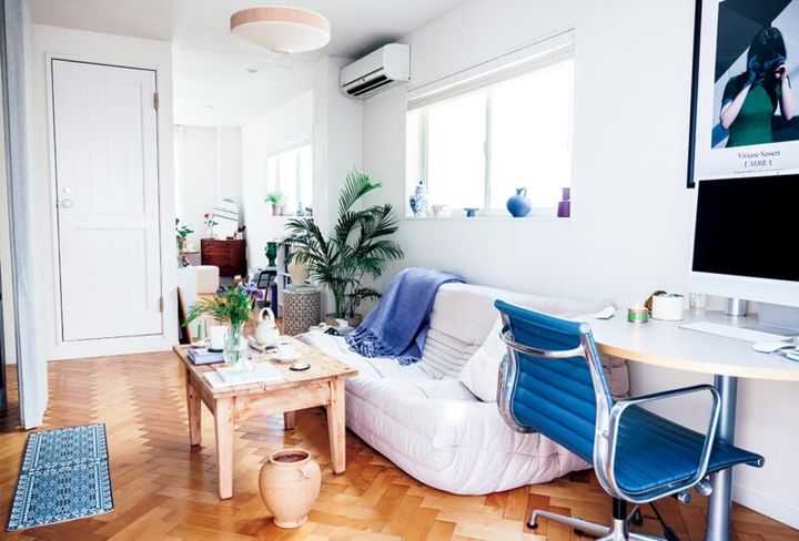 明るい光が差し込むリビング兼ワークスペース