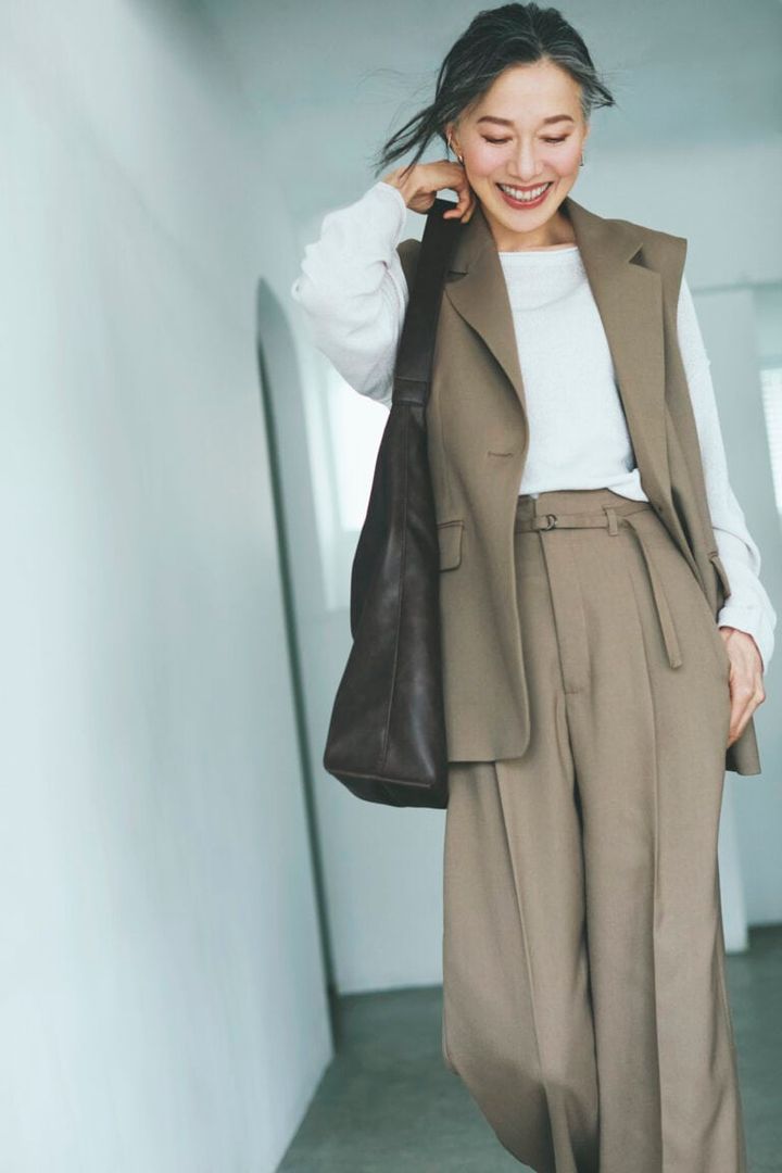 セーター¥1,990、ジレ¥3,990、パンツ¥2,990、バッグ¥2,990、ノンホールピアス（2P）¥590／すべてジーユー