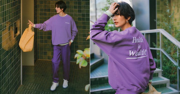 パープルのバッグと胸元にロゴが入ったスウェットとスウェットパンツのコーデ