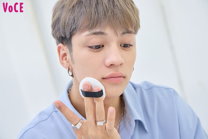 最後にRYOJI＆GHEEはパウダーで仕上げ