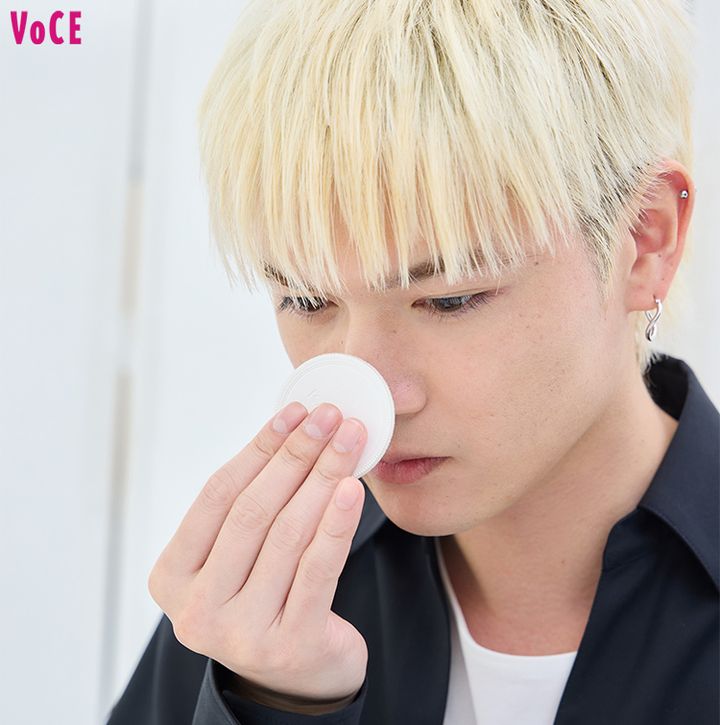 最後にRYOJI＆GHEEはパウダーで仕上げ